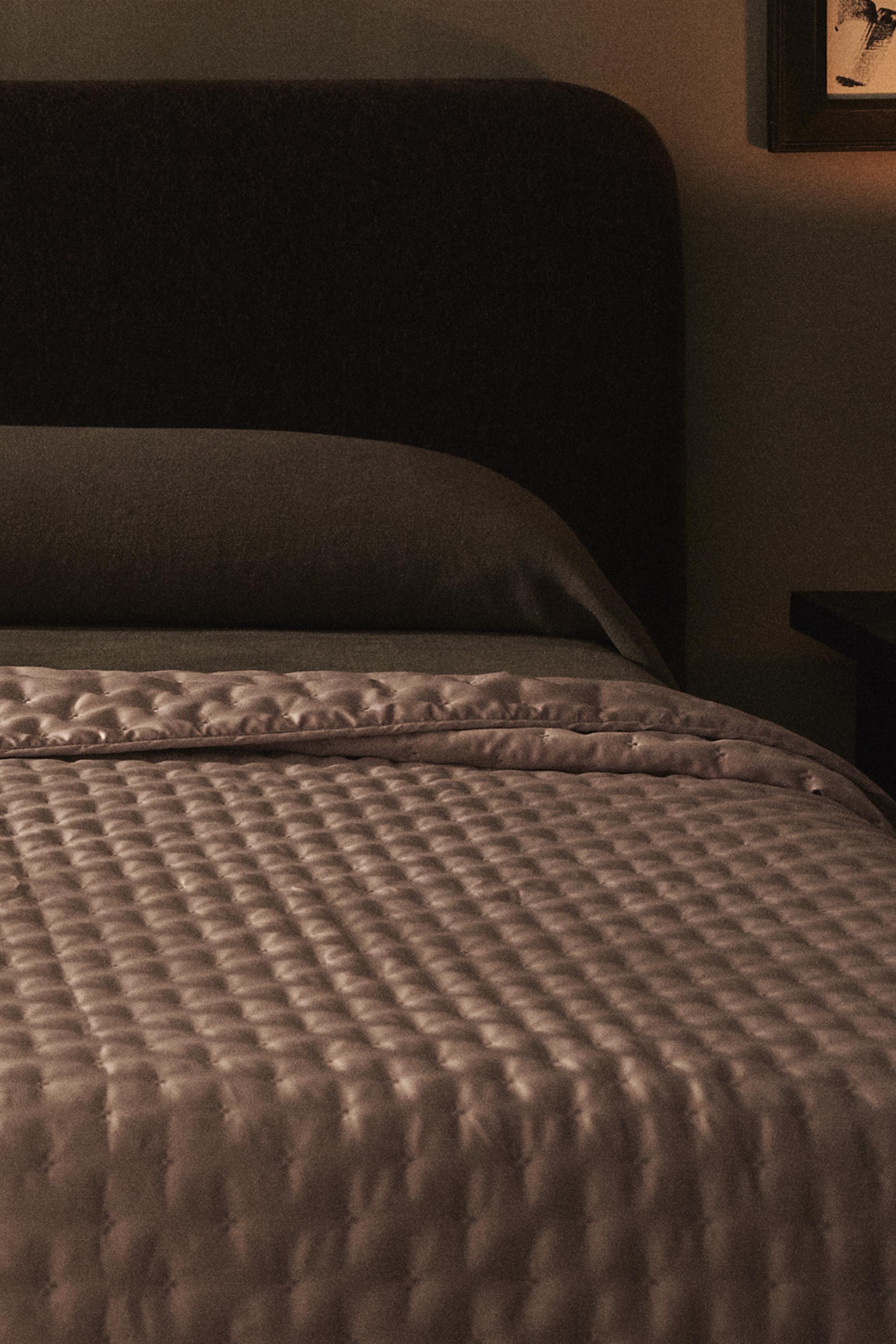 PLAIN SATEEN QUILT WITH KNOTS